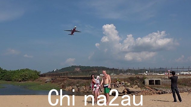 游客在飞机低空飞行的热门地点拍照