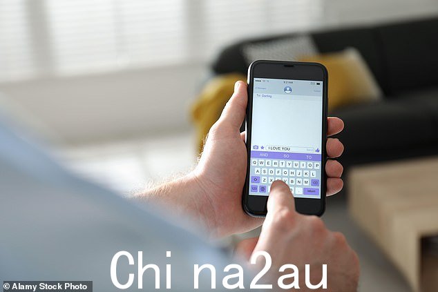 学生安全组织建议,当一群朋友一起在繁忙的俱乐部或酒吧过夜时,每个人都应该决定一个安全的聚会地点,以防有人被丢失(文件图像)