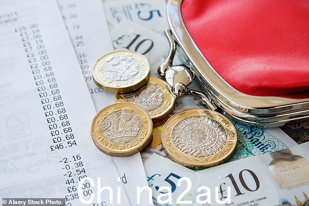 学生可以申请维持贷款,以帮助支付租金、账单和课程材料等费用。这笔钱每年三次直接存入他们的银行账户(苏格兰除外)每月) - 文件图像