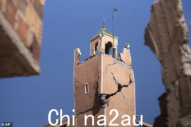 穆莱卜拉欣村地震后,一座破裂的清真寺尖塔岌岌可危