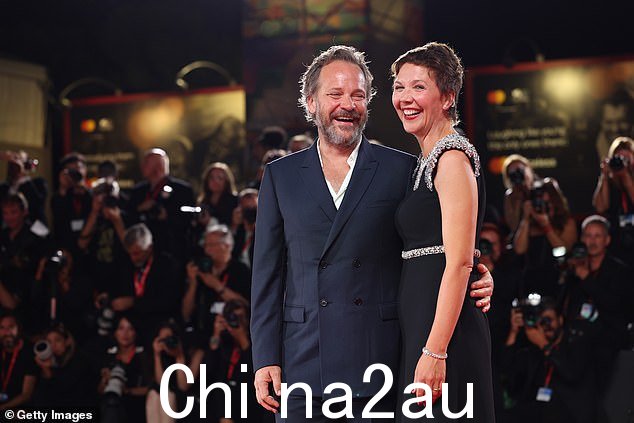 Dapper:她 52 岁的丈夫彼得·萨斯加德 (Peter Sarsgaard) 也在场,身穿海军蓝三件套,看起来非常整洁