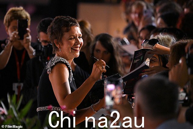 哇! 45 岁的玛吉·吉伦哈尔 (Maggie Gyllenhaal) 穿着黑色礼服看起来非常漂亮