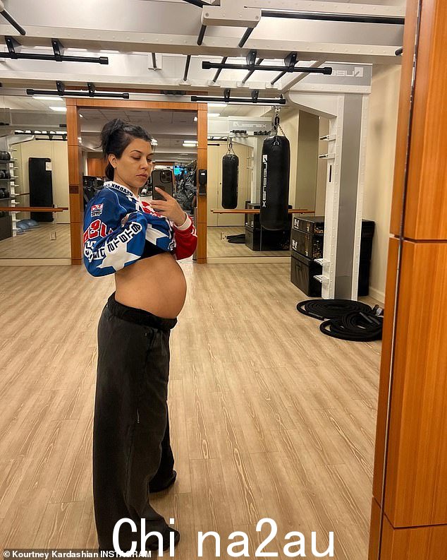 哦宝贝!考特尼 (Kourtney) 欣喜若狂地在 6 月向全世界透露,她即将与去年结婚的特拉维斯 (Travis) 生下孩子