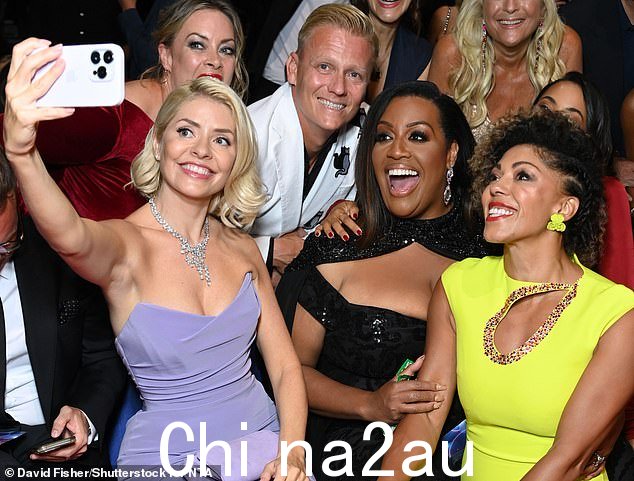 图为 Holly Willoughby、Alison Hammond 和 Zoe Williams 于 9 月 5 日在 NTA 自拍