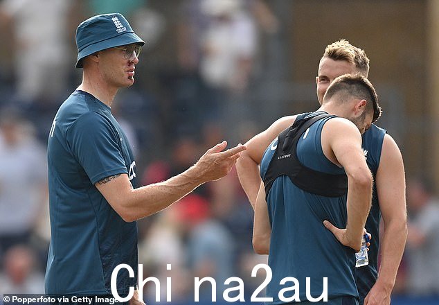 Flintoff 在周五的局间休息期间与 Mark Wood 和 Sam Curran 在一起