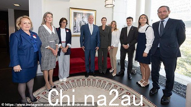 夏琳穿着棕色裤装,外出时陪伴在衣着考究的丈夫身边,王宫将订婚照片分享到 Instagram 上