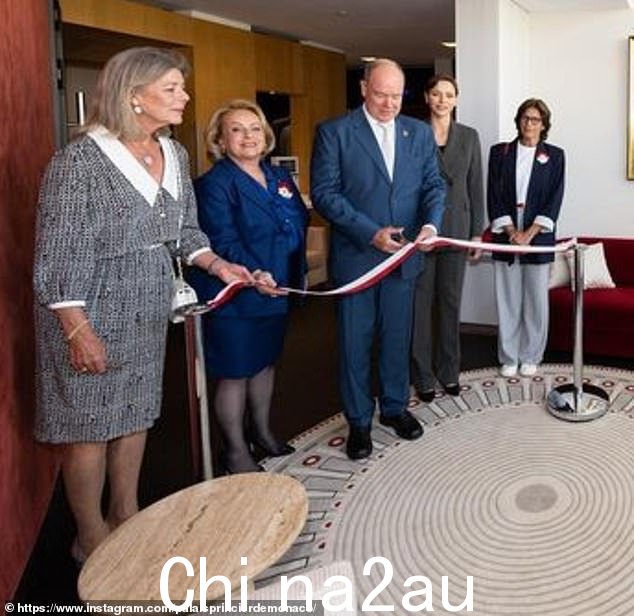 45 岁的夏琳和 65 岁的阿尔伯特在摩纳哥国民议会参加雷尼尔三世亲王诞辰 100 周年庆祝活动时显得亲切