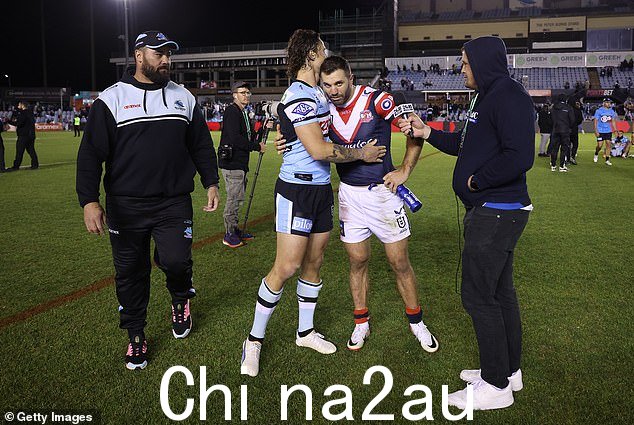 Nicho Hynes 在 Chooks 队以一分的惊人胜利结束了 Cronulla 赛季后向 Roosters 巨星 James Tedesco 表示祝贺