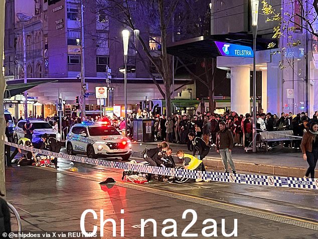 Khan 据称驾驶他母亲的白色丰田轿车穿过一个电车站,撞上一群行人,然后在下午 6.20 左右与另外两辆车相撞