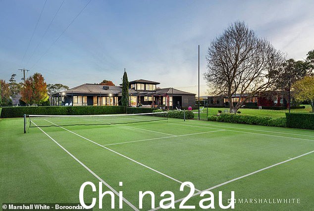 该房产不仅包括家庭住宅,还包括夫妇俩在 29 年的任期内精心翻修的一系列马和牛设施,还设有网球场和大型游泳池