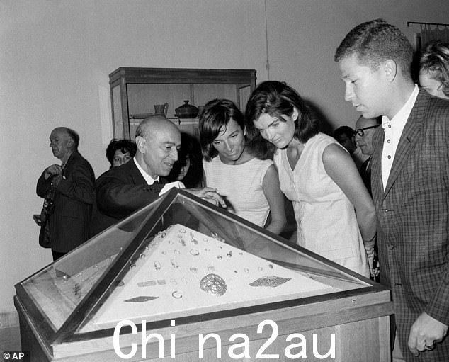 1963 年 10 月,兰迪斯(最右边)守护着杰奎琳·肯尼迪和她的妹妹李·拉齐维尔公主,他们正在希腊克里特岛赫拉克利翁博物馆观看展览