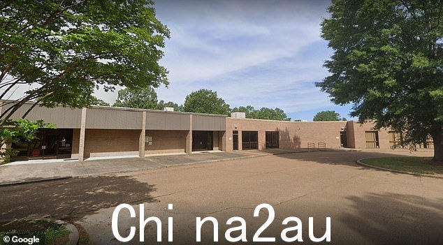 Charger Academy 学校,麦康蒙曾担任小学儿童的英语语言艺术和社会研究老师