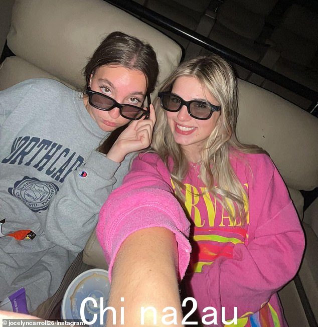 青少年的朋友乔斯林·卡罗尔(右)说布莱特“总是知道如何让任何人脸上露出微笑”