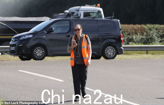 下班后,有人看到她在无人陪同的情况下步行了 40 分钟回到风景如画的阿斯卡姆理查德乡村的前豪宅。约克附近