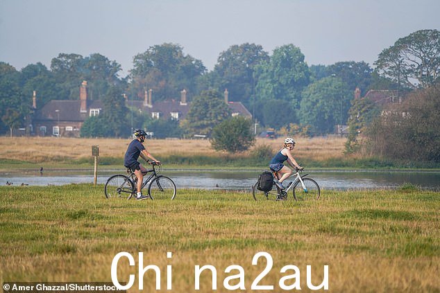 今天早上,骑行者穿越伦敦西南部的温布尔登公共区