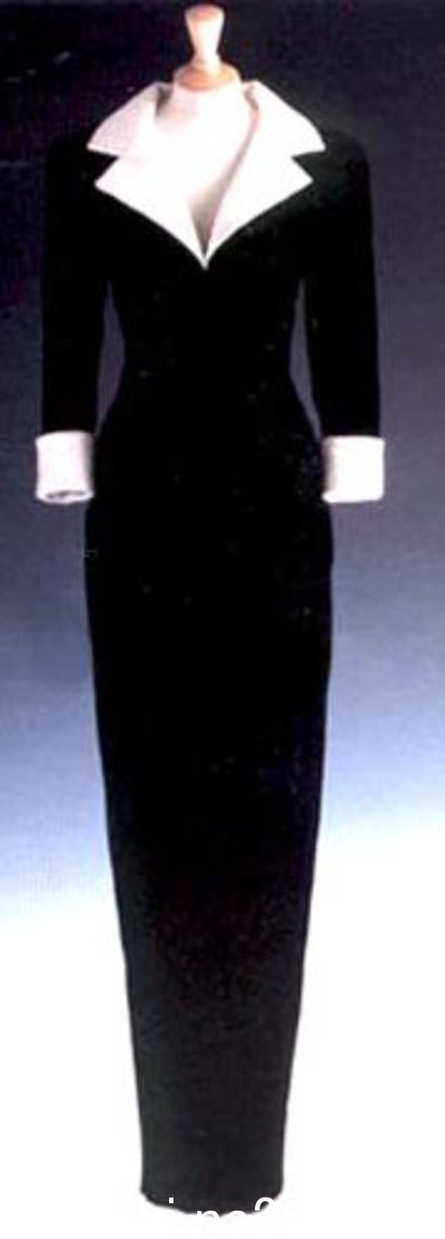 戴安娜王妃 1991 年在加拿大出席晚宴时所穿的同一设计师的黑玉色礼服,最低估价为 100,000 美元(80,220 英镑),但也拍出了 571,500 美元