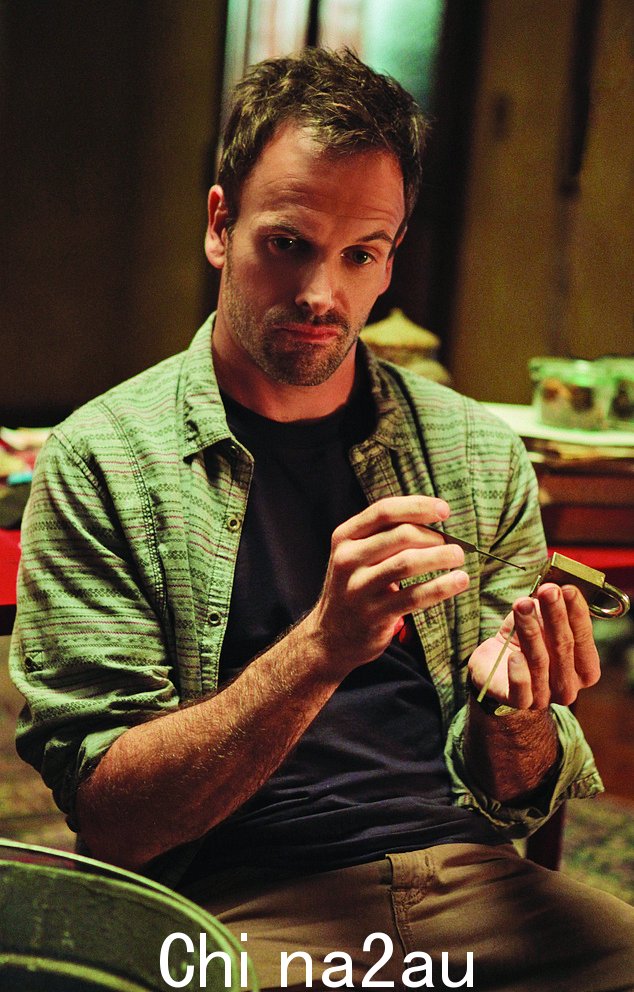 我们几乎不知道,当演员乔尼·李·米勒 (Jonny Lee Miller) 在美国热门电视剧《小学》中扮演吸毒的夏洛克·福尔摩斯(如图)时,他刚刚击败了自己的恶魔