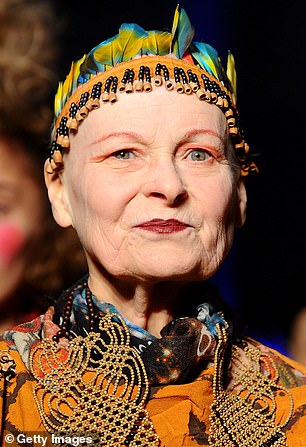 时装设计师Vivienne Westwood 在 2014 年巴黎时装周 Vivienne Westwood 秀场上走秀