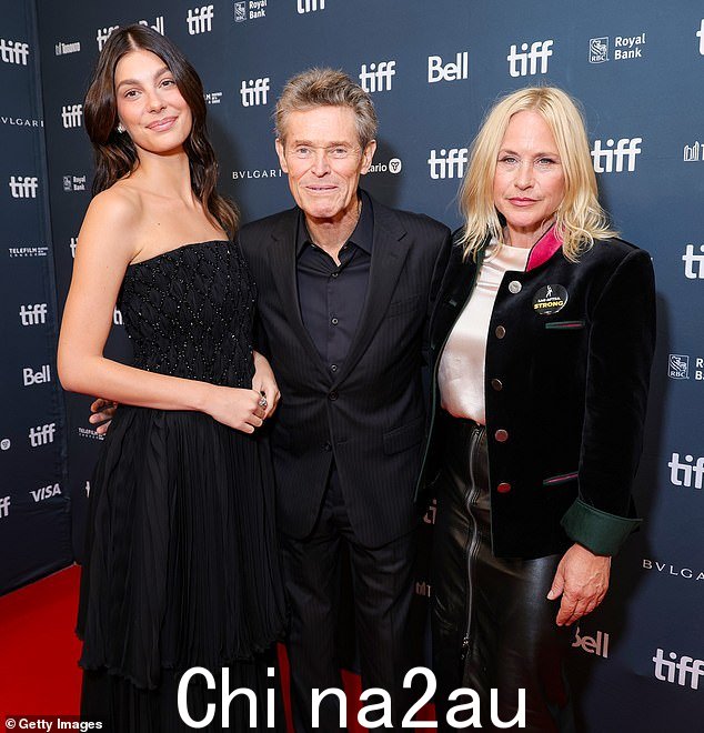 全球首映之夜:周四《奇闻趣事女孩》全球首映期间,Marrone、Dafoe 和 Arquette 三人组彼此之间的距离从未太远