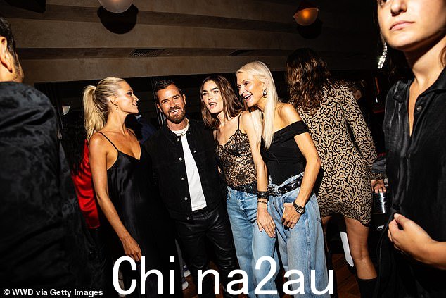 Pals:当她与演员 Justin Theroux、作家 Zanna Roberts Rassi 和模特 Bambi Northwood-Blyth 聊天时,这位美女满面笑容