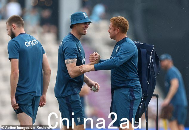 弗林托夫在今天早上的热身过程中与现任英格兰球星乔尼·贝尔斯托握手