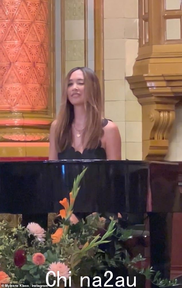 令人印象深刻:Myleene 展示了她才华横溢的钢琴技巧