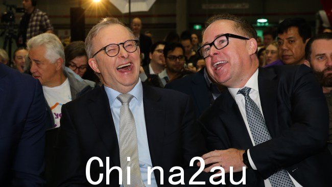 总理安东尼·艾博尼斯 (Anthony Albanese) 和前澳洲航空首席执行官艾伦·乔伊斯 (Alan Joyce) 在卡塔尔航空交易。图片:NCA Newswire / Gaye Gerard