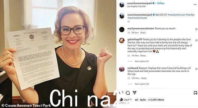女议员特蕾西·帕克 (Traci Park) 介绍了梦露布伦特伍德别墅的保护情况,并将暂时停止拆除的胜利发布到 Instagram 上