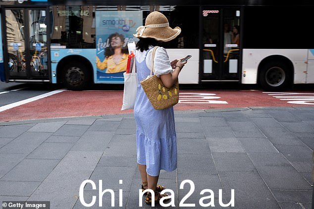 虽然运营悉尼航线的私营公司预计将按时运行 95% 的服务,但它们在四个主要领域都未能达到要求。图为:一名妇女在公交车出发时查看手机