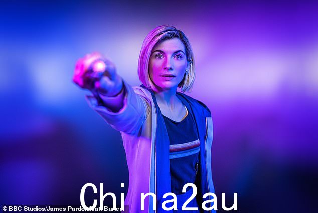明星:这位女演员于 2022 年离开了《神秘博士》,并于 2021 年确认她将离开 BBC 科幻系列剧(如图所示,2021 年)