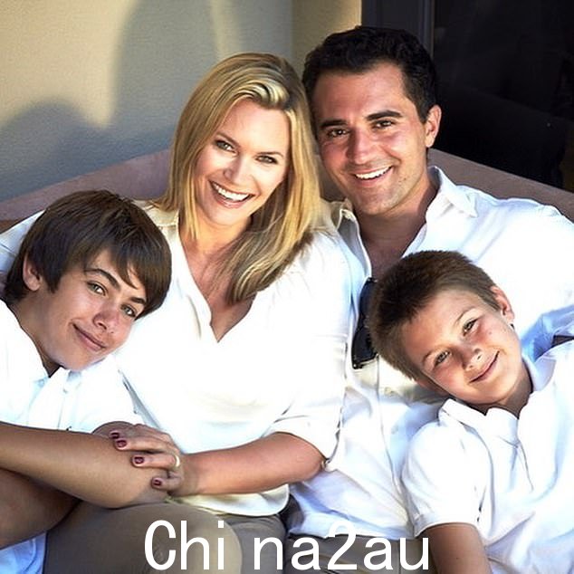 Darius Campbell Danesh 与他的前妻 Natasha Henstridge 和她的两个儿子合影