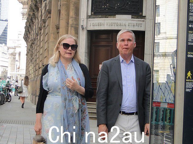 Anastasia De Brauwere Brozler 和 Alain De Brauwere 离开伦敦市地方法院