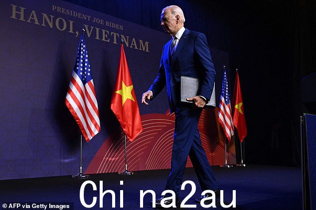 拜登在被打断时正在回答记者提问