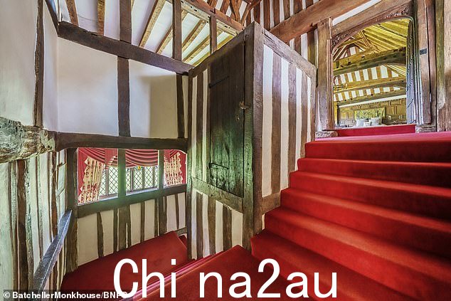这座豪宅甚至有一个自己的“天堂阶梯”,其中有最早的井楼梯示例之一(如图)