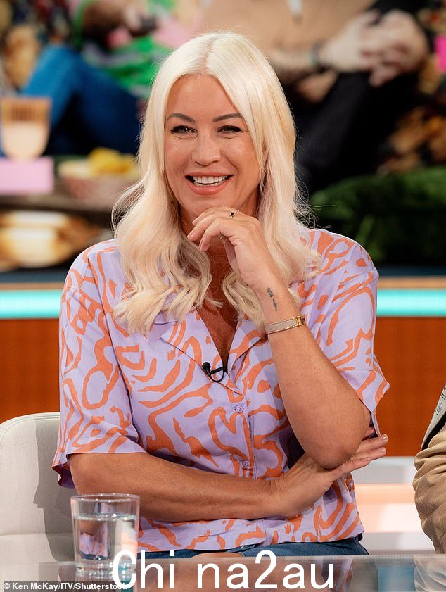 快乐:丹尼斯·范·奥滕 (Denise Van Outen) 在周日深入了解他们的关系时,对她的“可爱”男友吉米·巴尔巴 (Jimmy Barba) 滔滔不绝