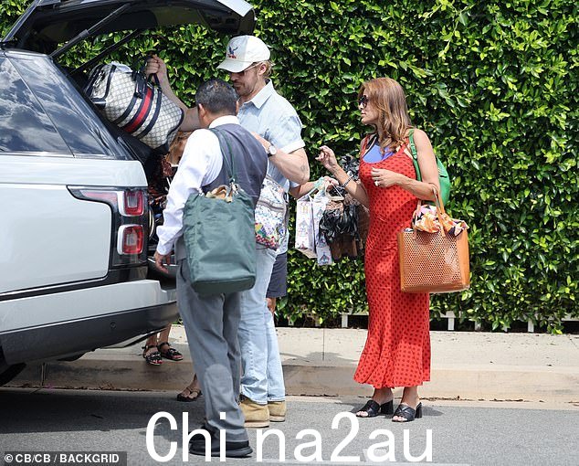 派对礼物:自 2011 年起就在一起的二人组带来了许多 Gucci 旅行包、两个马形皮纳塔、草帽和礼品包装礼物