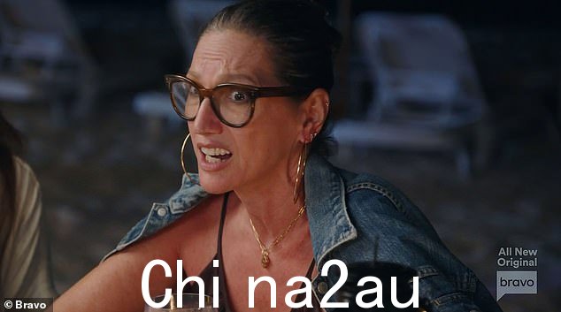 警惕:珍娜·莱昂斯 (Jenna Lyons) 在周日的 Bravo 节目《纽约市真正的主妇》节目中,在前往安圭拉的团体旅行中讲述了她痛苦的童年