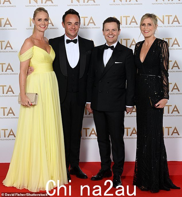 Ant McPartlin(左,与他的妻子 Anne-Marie Corbett)和 Declan Donnelly(右,与他的妻子)阿里·阿斯塔尔 (Ali Astall) 于 2021 年 9 月 9 日在伦敦 O2 出席国家电视奖颁奖典礼