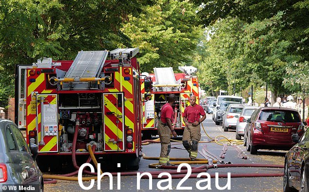 伦敦消防队今天派出了六辆消防车和 40 名消防员前往奇西克的大火