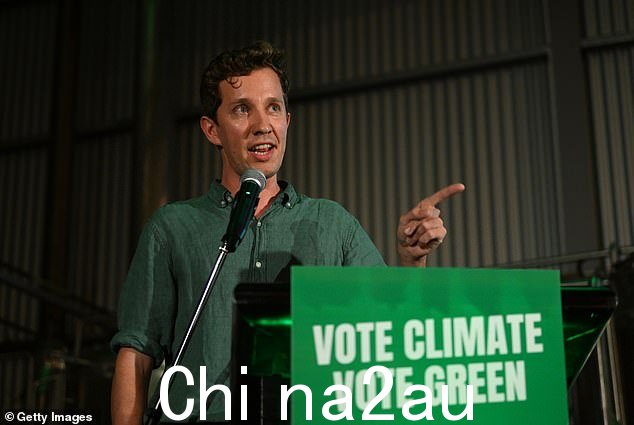他在昆士兰大学就读期间是工党左翼成员。他的父母也是党员,据报道鼓励他加入