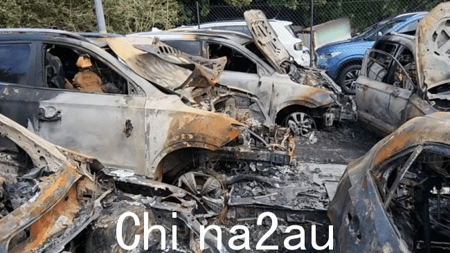 火灾锂离子电池引发的爆炸摧毁了悉尼机场的多辆汽车,其中包括一辆豪华汽车。图片:FRNSW。
