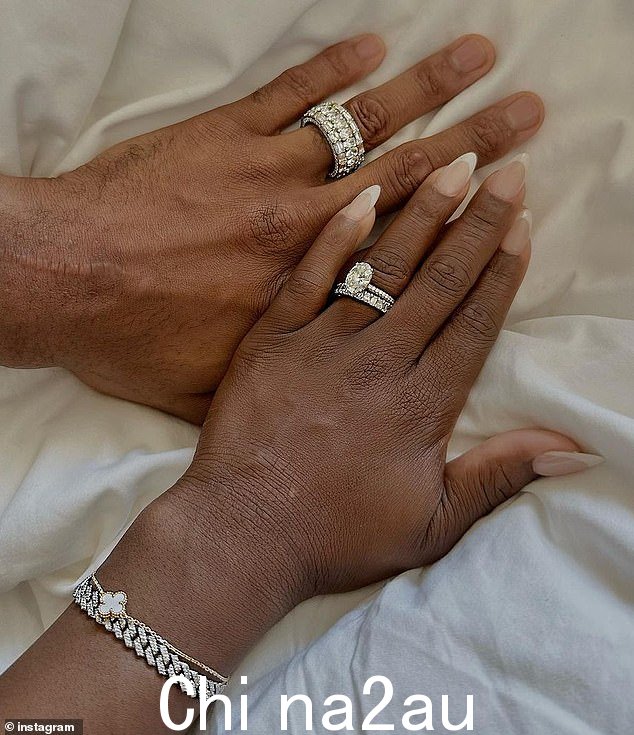 这对恩爱夫妻于 9 月 2 日短暂团聚,新婚夫妇发布了一张西蒙娜的手放在乔纳森手上的照片,展示了他们闪闪发光的结婚戒指