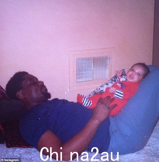 Ndadi 女士说她的父亲激发了她对时尚的热爱,至今仍穿着他拒绝扔掉的一些复古单品