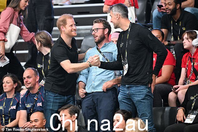 哈里王子和 JJ 查尔莫斯今天在不败运动会的轮椅篮球比赛中