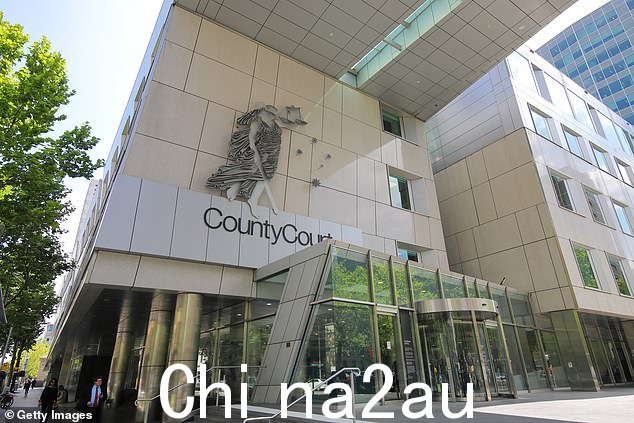 这位 76 岁的老人在维多利亚县法院宣判之前向士力架注射了致命毒药(如图)