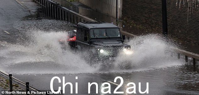 周日纽卡斯尔的倾盆大雨导致道路被淹。预报员警告英格兰北部和东南部的驾车者要警惕道路中断