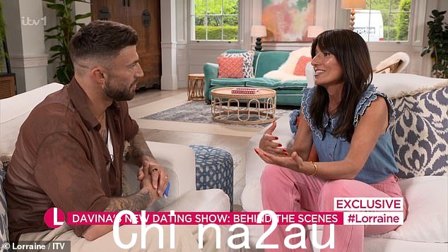 BTS:在与 Jake Quickenden 一起出现在 Lorraine 节目中时,Davina 在周一晚间节目之前向粉丝们展示了你的妈妈,我爸爸别墅Premiere