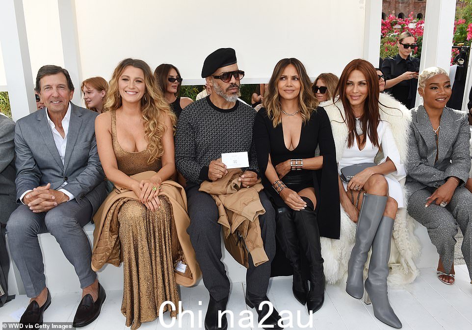 前排:Michael Kors 秀阵容相当强大。其中包括 Capri Holdings(Kors 旗下公司)董事长兼首席执行官 John D. Idol、Blake Lively、Van Hunt、Halle Berry、Nicole Ari Parker 和 Tiffany Haddish