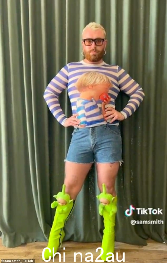 古怪:Sam Smith 在周一在线发布的最新 TikTok 视频中穿着奇怪的套装