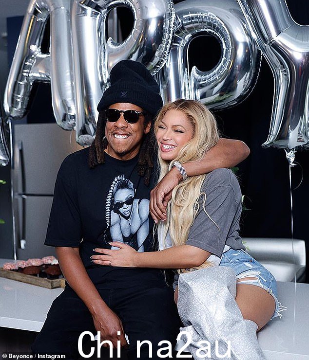 Sweet:轮播中还包含这位休斯顿出生的艺人与丈夫 Jay-Z 庆祝她特殊日子的照片